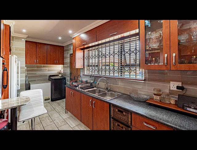3 BEDROOM HOUSE FOR SALE IN LEONDALE